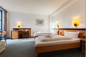 Deluxe Double or Twin Room | Hypo-allergenic bedding, in-room safe, desk, free WiFi - Hotel Rügenschmiede vis a vis Hiddensee (Schaprode)