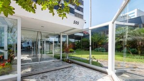 A modern building entrance with a glass facade, a stone-paved entrance, and a number '505' sign. - OceanFront Pacific Luxe & Stunning views (Miraflores)