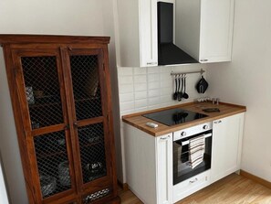 Kylskåp, ugn, spishäll och kaffe- och tebryggare