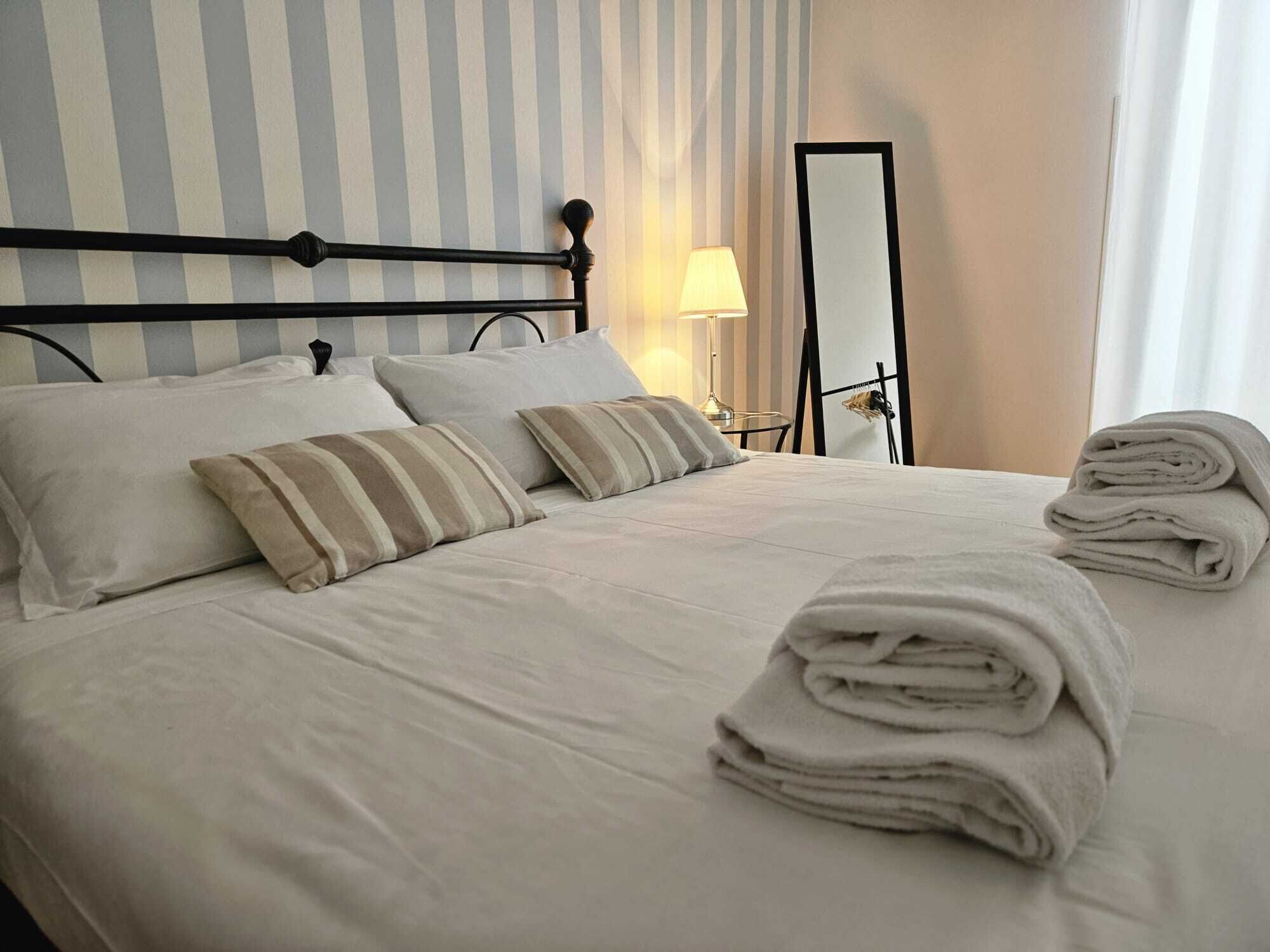 3 室のベッドルーム、WiFi (無料)、ベッドシーツ