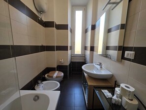 Een douche, een haardroger, een bidet, handdoeken