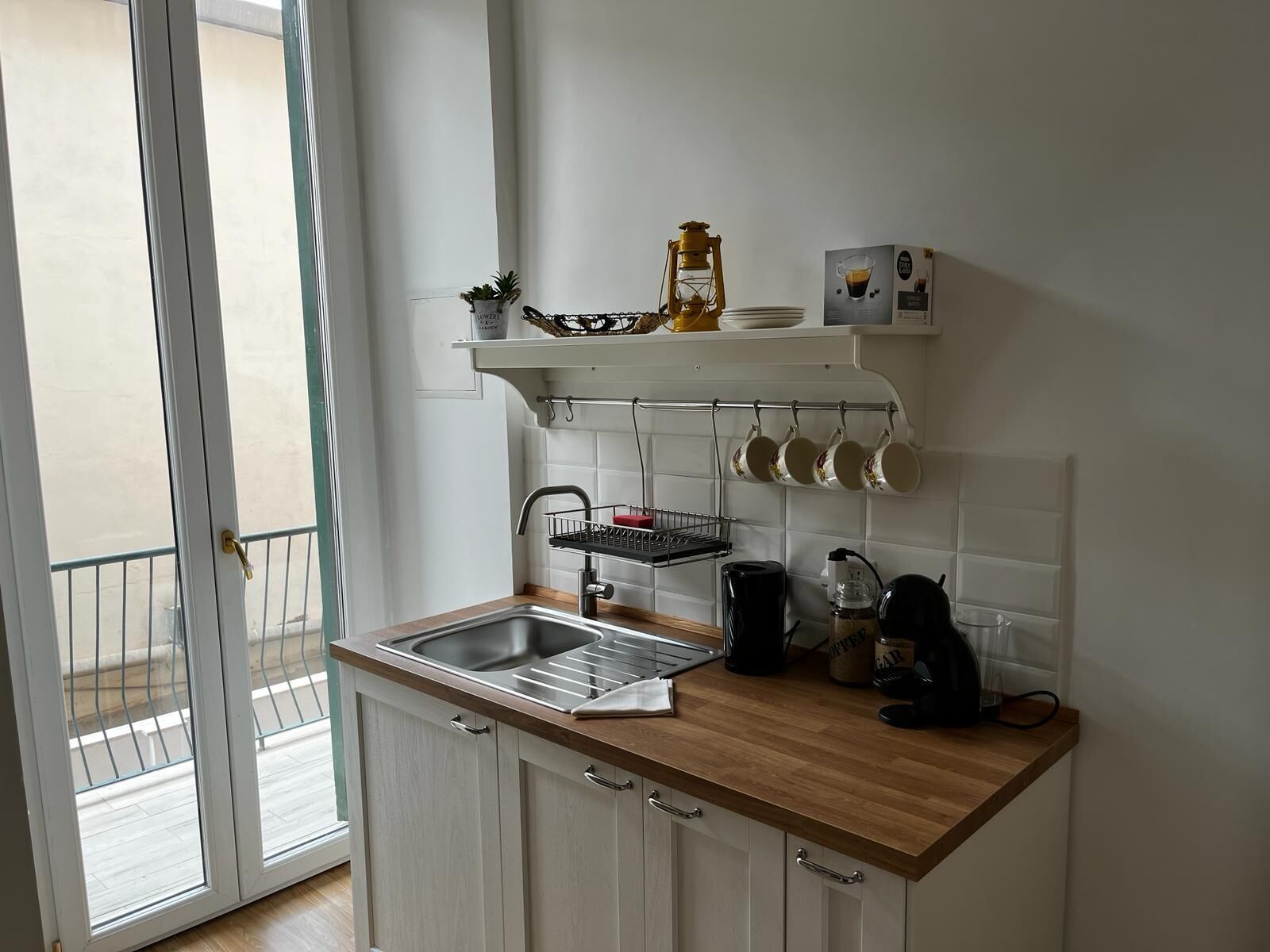 Kühlschrank, Ofen, Herdplatte, Wasserkocher mit Kaffee-/Teezubehör