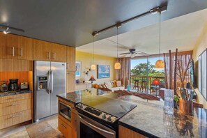 Jääkaappi, mikroaaltouuni, uuni, liesi