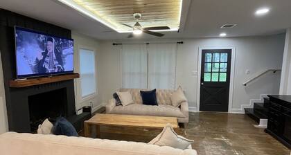Welcome to this just remodeled country house plenty space for Rv’s boat and dogs