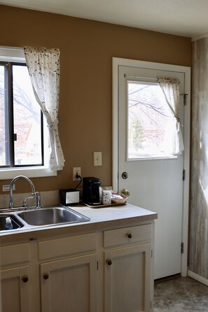 Basic Studio Suite, Multiple Beds | Private kitchen