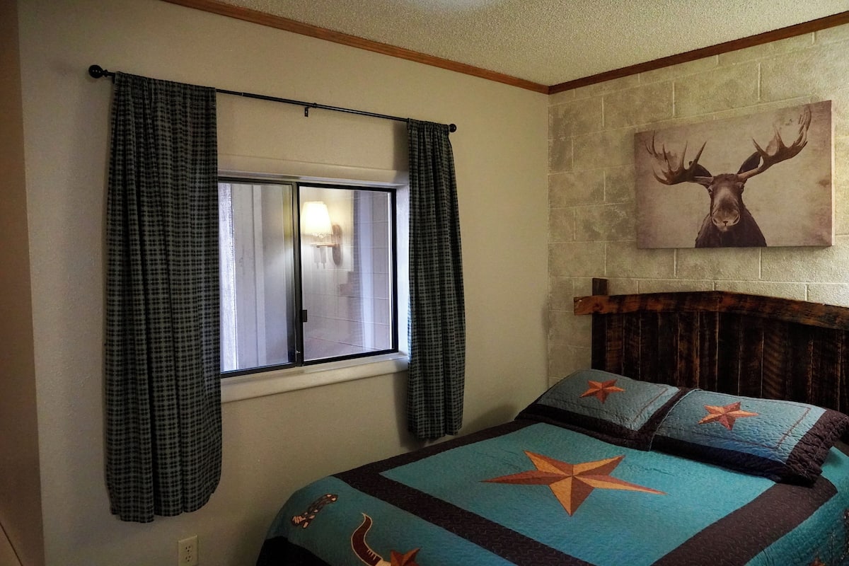 Double Room Single Use, 2 Double Beds | Individually decorated, desk, free WiFi, bed sheets