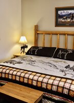 Decoración personalizada, escritorio, wifi gratis y ropa de cama 
