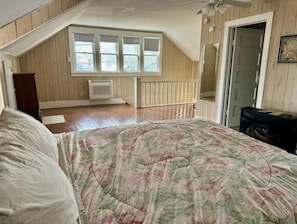 4 chambres, bureau, fer et planche à repasser, lit de bébé portatif