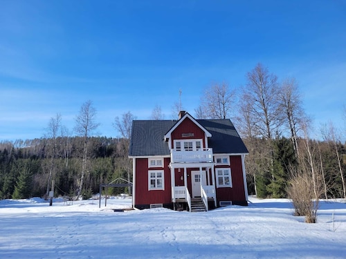 Gezellig Zweeds Huis in het bos met Ruime Tuin