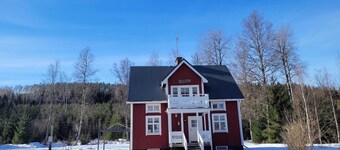 Gezellig Zweeds Huis in het bos met Ruime Tuin
