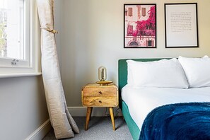 3 bedrooms, iron/ironing board, internet, bed sheets