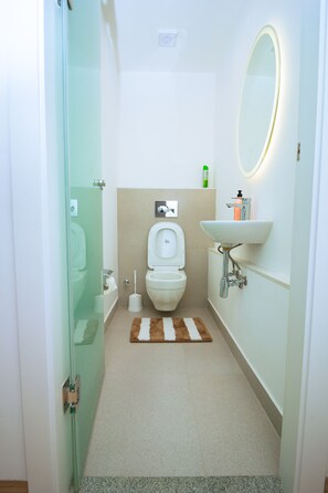 Toallas, jabón, papel de baño 