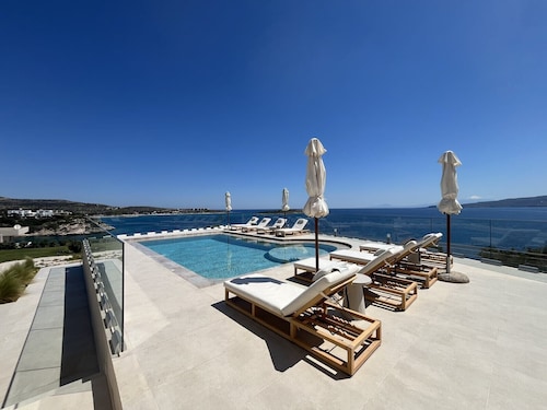 SeaWave Villa I with Heated Pool & Jacuzzi, By Hellocrete