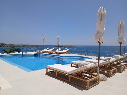 SeaWave Villa I, By Hellocrete