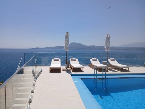 SeaWave Villa I with Heated Pool & Jacuzzi, By Hellocrete