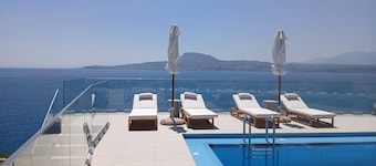 SeaWave Villa I with Heated Pool & Jacuzzi, By Hellocrete