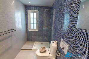 Shower, hair dryer, towels - Casa Bill | Firepit Nights by Villas Now (Playa Blanca)