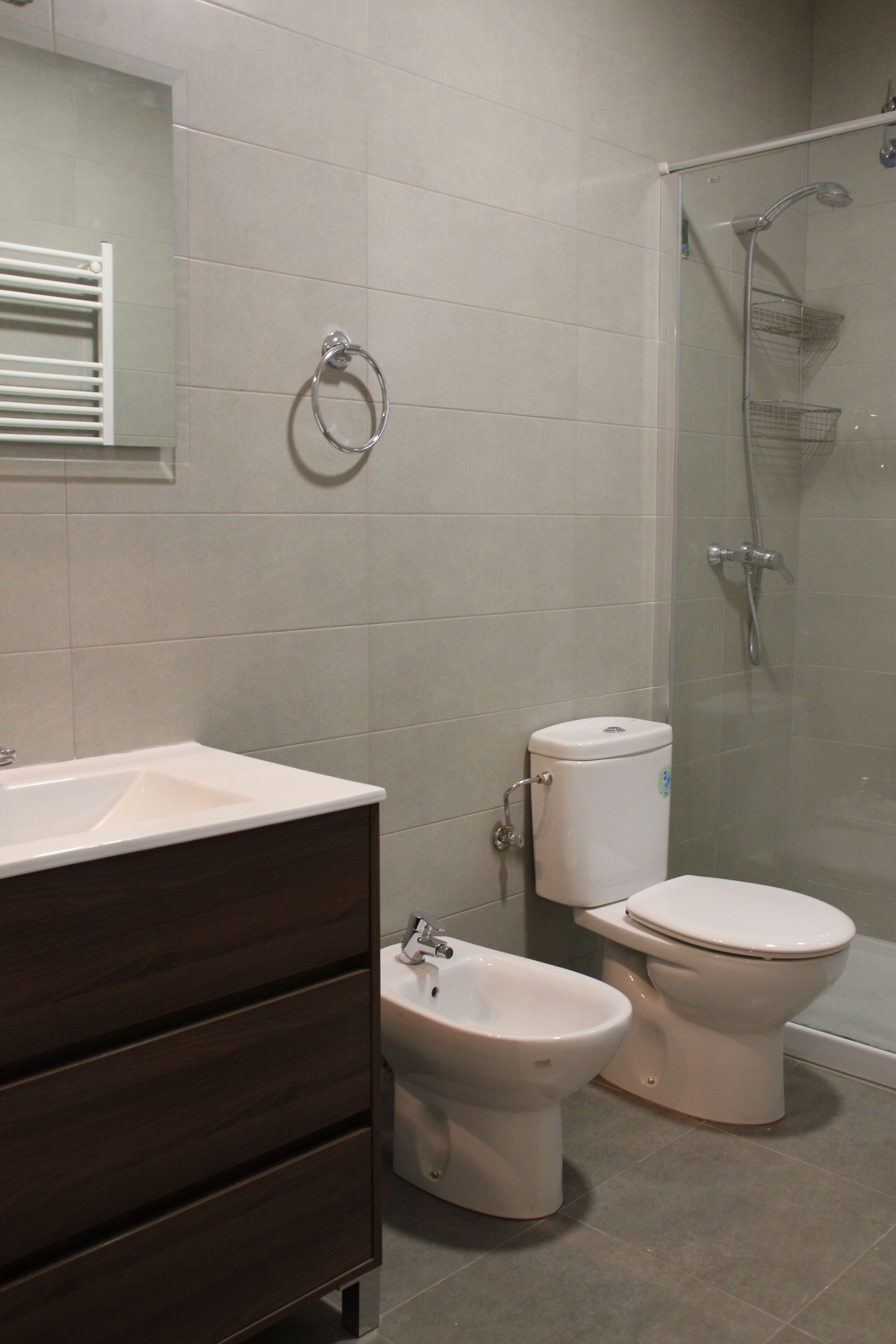 Douche, bidet, serviettes fournies, savon