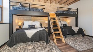 2 soverom, strykejern/-brett, reiseseng for barn og wi-fi