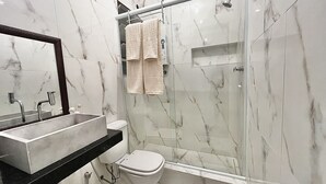 Toallas, jabón, papel de baño 