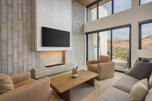 Smart TV, fireplace - Lionsback Resort Moab (Moab)