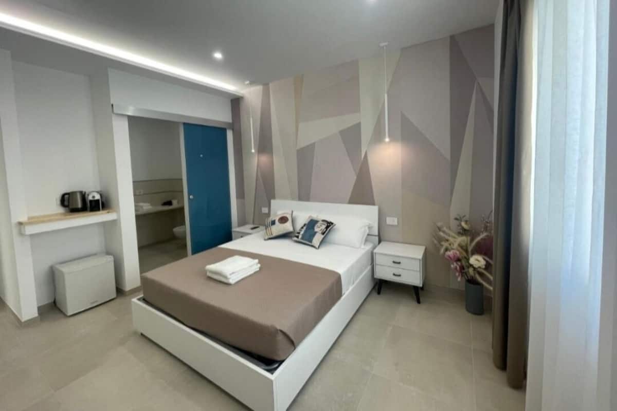 Deluxe Room | 1 bedroom, desk, soundproofing, iron/ironing board