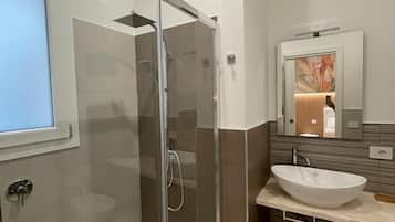 Rom – comfort, 1 queensize-seng | Bad | Dusj, hårføner, bidé og håndklær