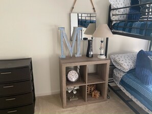 3 habitaciones, tabla de planchar con plancha y ropa de cama 