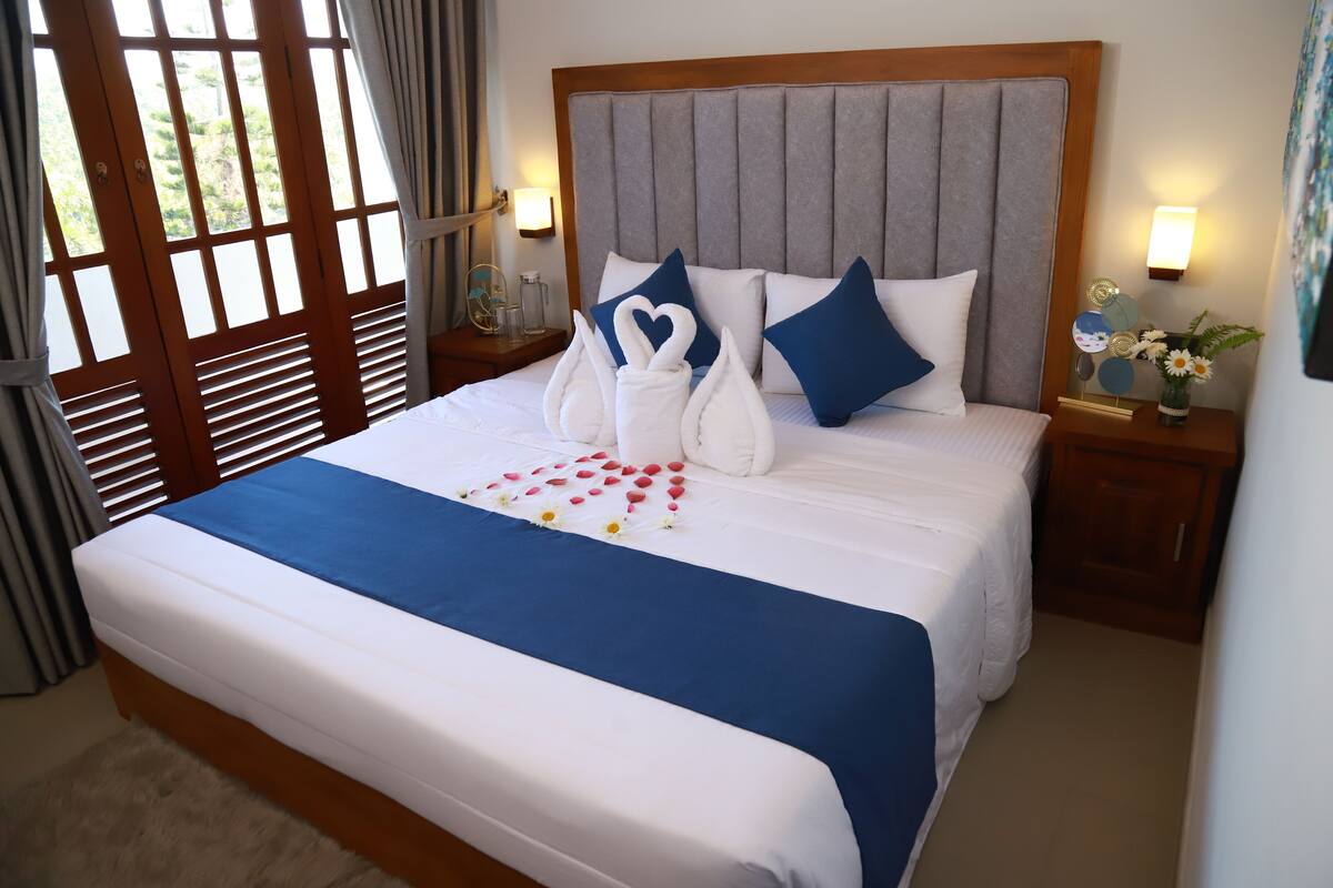 Superior Double Room, 1 King Bed, Mountain View | Soundproofing, iron/ironing board, free WiFi, bed sheets