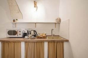 Grand réfrigérateur, micro-ondes, plaque de cuisson, machine à expresso