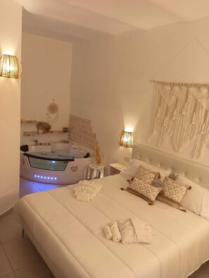 Premium bedding, down duvets, memory-foam beds, laptop workspace - Dimora Giulia  (Castellana Grotte)