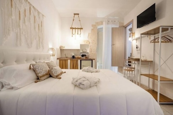 1 bedroom, premium bedding, down comforters, memory foam beds