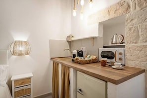 Grand réfrigérateur, micro-ondes, plaque de cuisson, machine à expresso