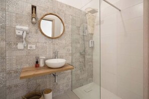 Shower, rainfall showerhead, free toiletries, hair dryer