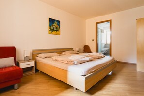3 bedrooms, travel crib, free WiFi, bed sheets