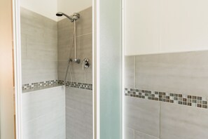 Ducha, secador de pelo, bidet, toallas