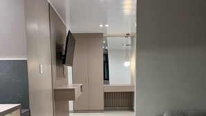 Un interior moderno con área de cocina, una mesa de comedor y un sofá.