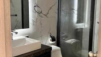 Rom – standard, byutsikt | Bad