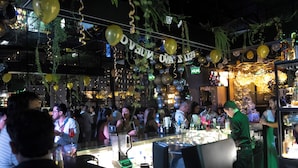 Zona de bar con mostrador, una licuadora y un barman.