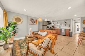 Living area - Cozy Romantic Home | Ideal for Work or Leisure (Phoenix)