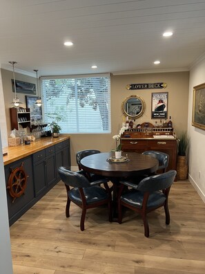 Dining - Beach walks, sunsets, restaurants, shopping, plus a luxury condo with amenities. (Solana Beach)