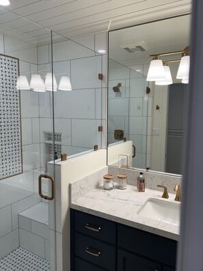 Shower, hair dryer, towels, soap - Beach walks, sunsets, restaurants, shopping, plus a luxury condo with amenities. (Solana Beach)