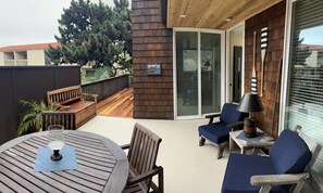 Outdoor dining - Beach walks, sunsets, restaurants, shopping, plus a luxury condo with amenities. (Solana Beach)