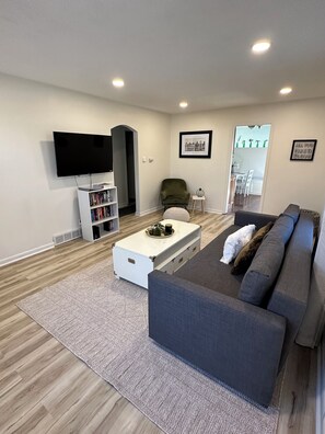 Smart TV, reproductor de DVD, mesa de ping pong, libros