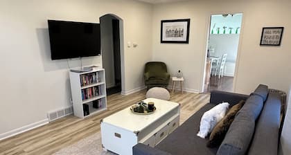 Adorable lake house retreat - steps from the lake and restaurants!