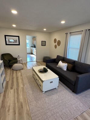 Smart-TV, DVD-Player, Tischtennisplatte, Bücher