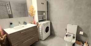 Haartrockner, Handtücher, Seife, Shampoo