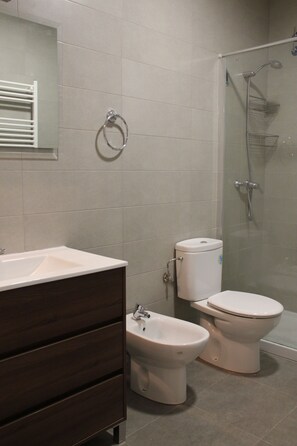 Chuveiro, bidê, toalhas de banho, sabonete