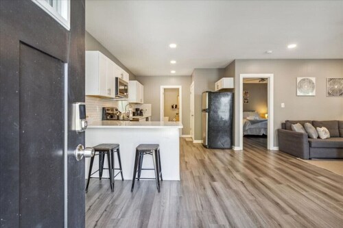 Pet-Friendly Guesthouse, Walk to Beach