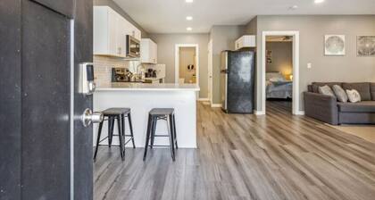 Pet-Friendly Guesthouse, Walk to Beach